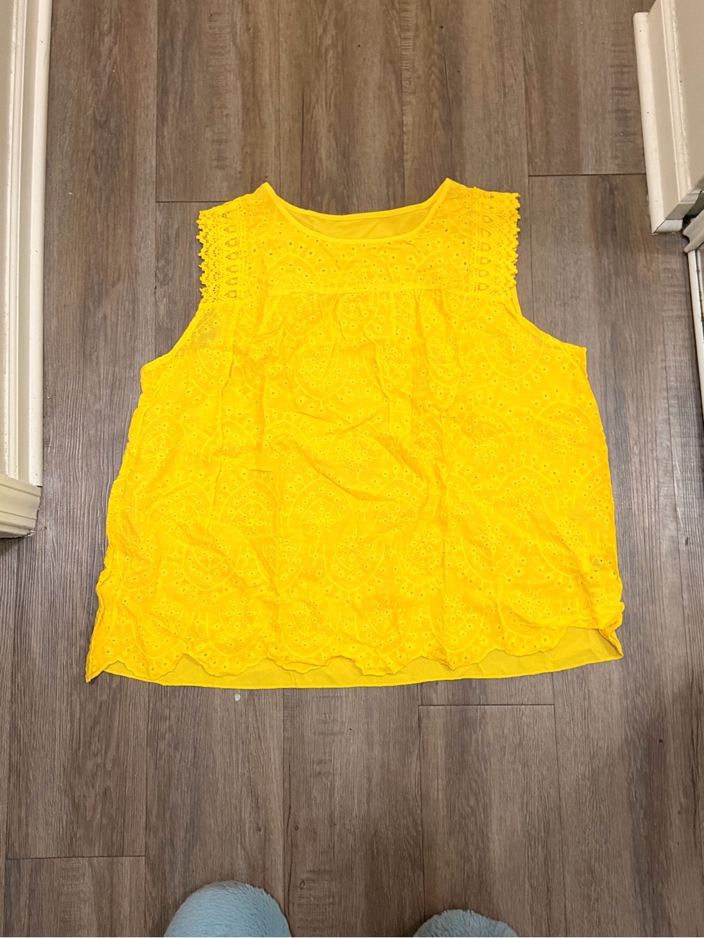 SHEIN Yellow Eyelet Lace Sleeveless Camisole